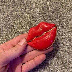 Red and gold Nora Fleming lip-shaped decoration ❤️